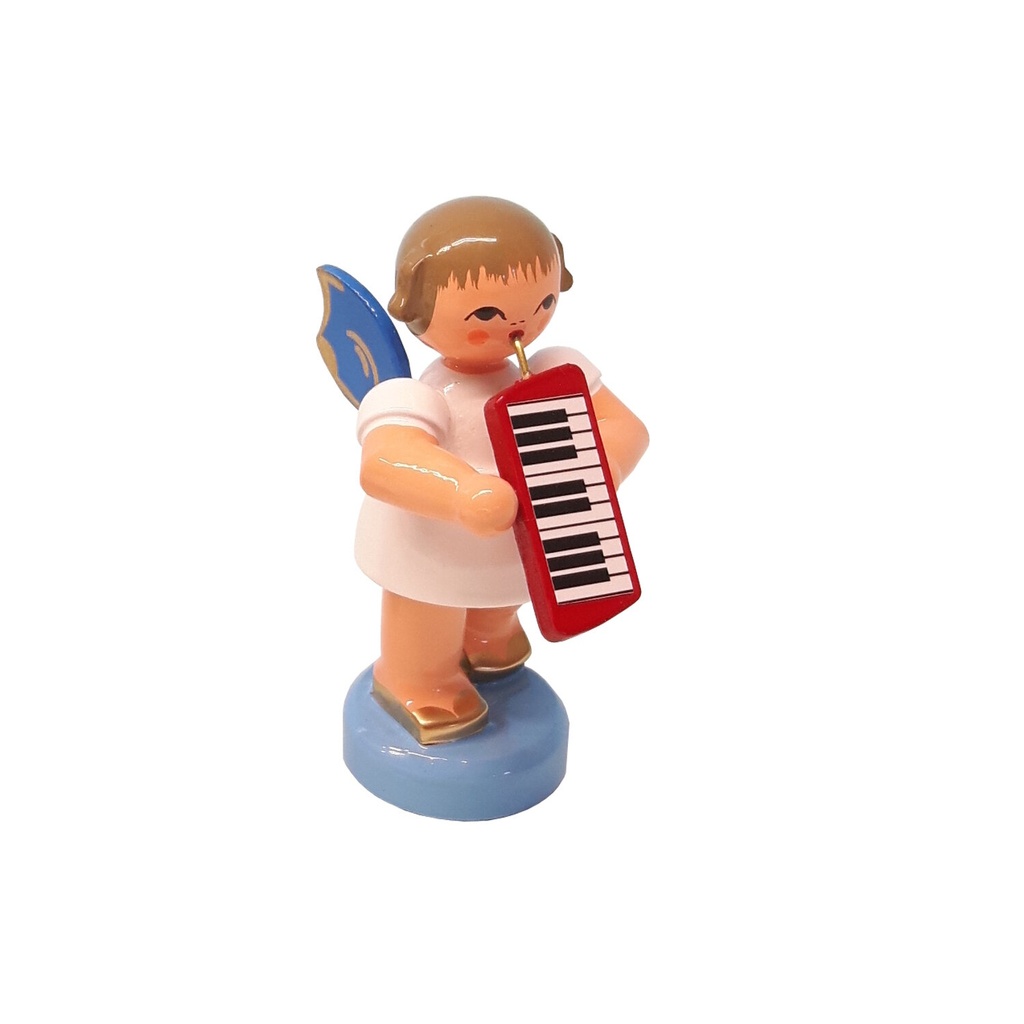 Engel stehend mit Melodica, blaue Flügel