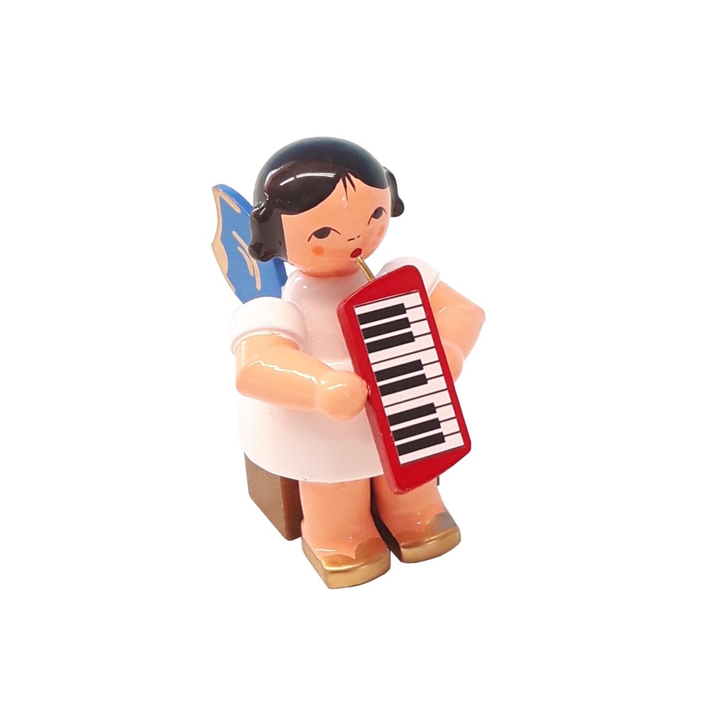 Engel sitzend mit Melodica, blaue Flügel