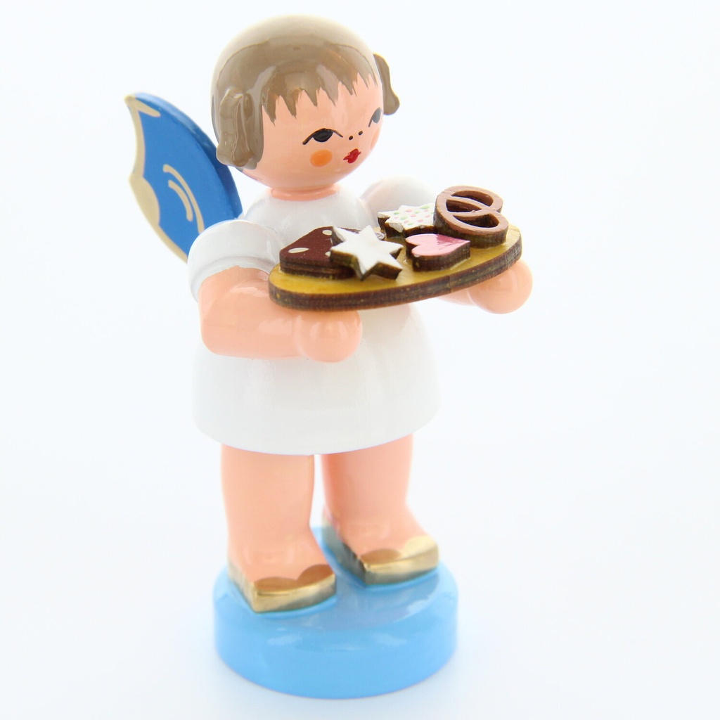 Engel stehend mit Lebkuchenblech, blaue Flügel