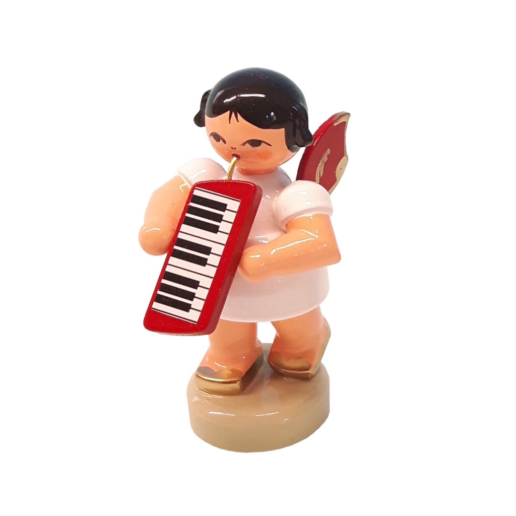 Engel stehend mit Melodica, rote Flügel
