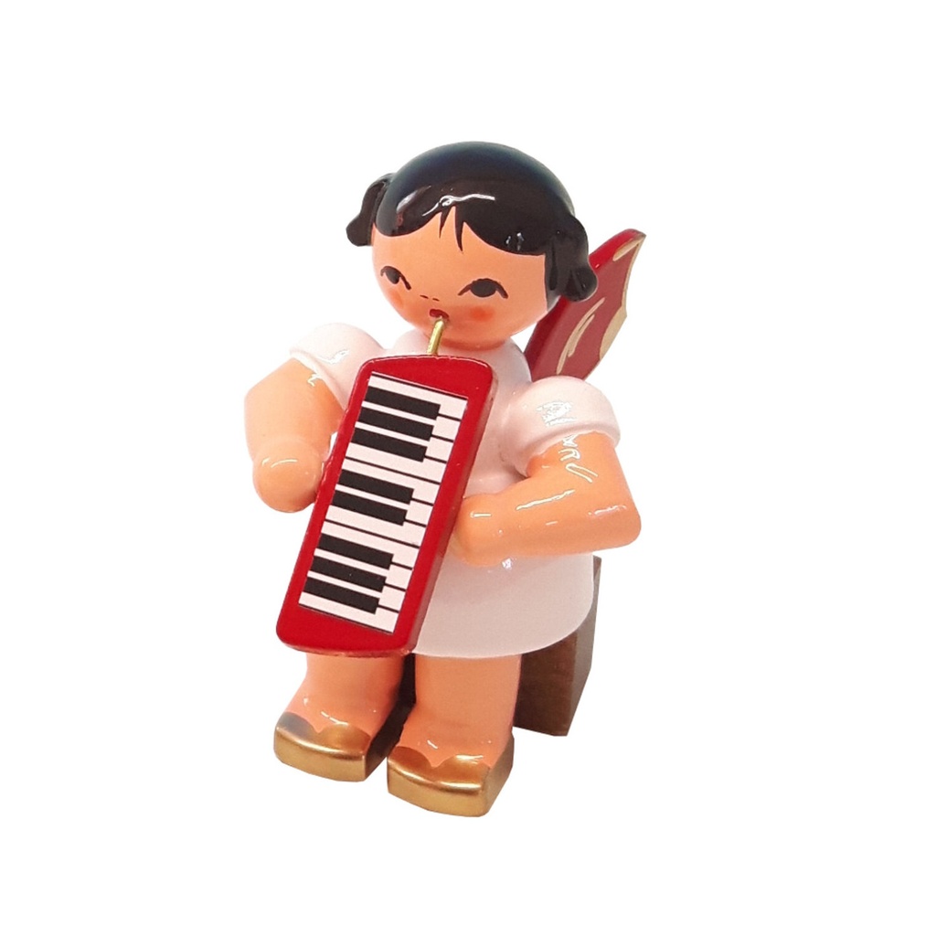 Engel sitzend mit Melodica, rote Flügel