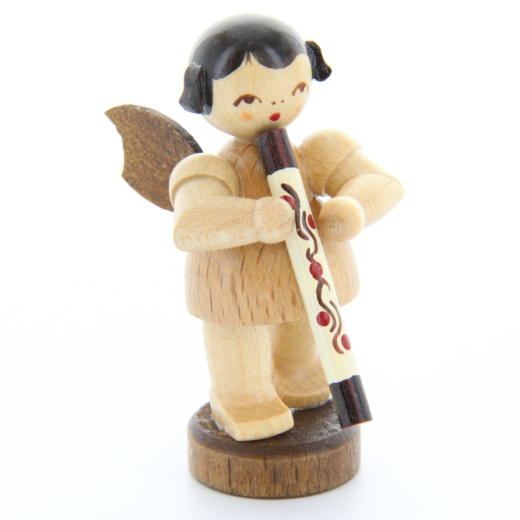 Engel stehend mit Didgeridoo, natur