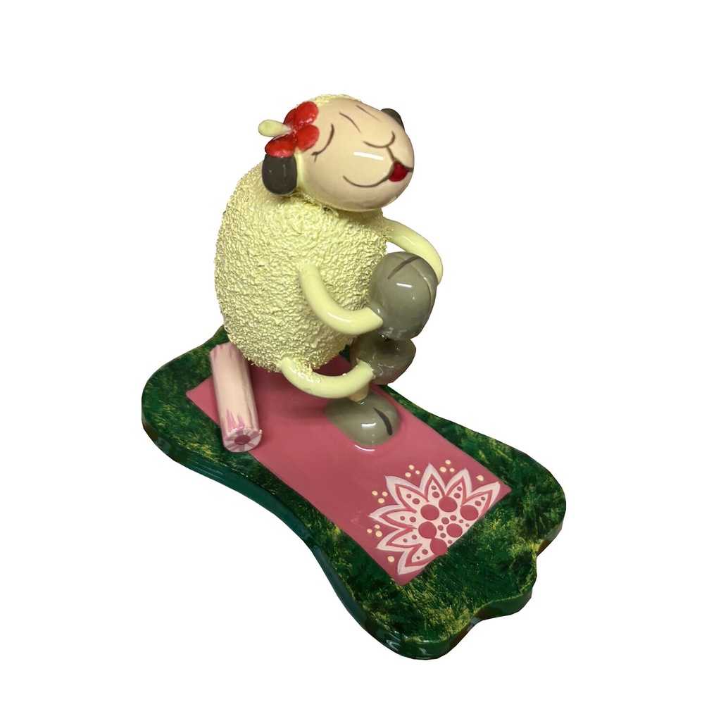 [FU 080/034/31] Schaf "Yogi" auf Yogamatte