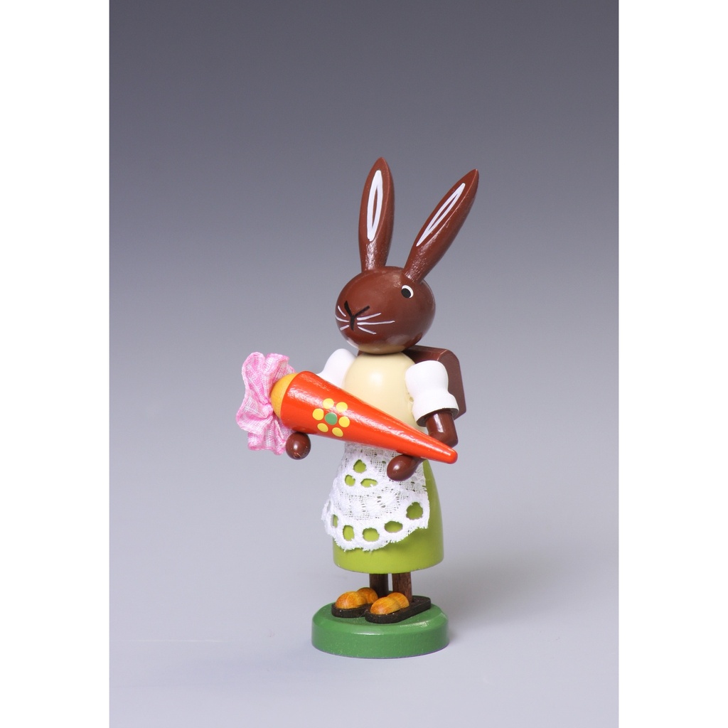 Häsin mit Zuckertüte