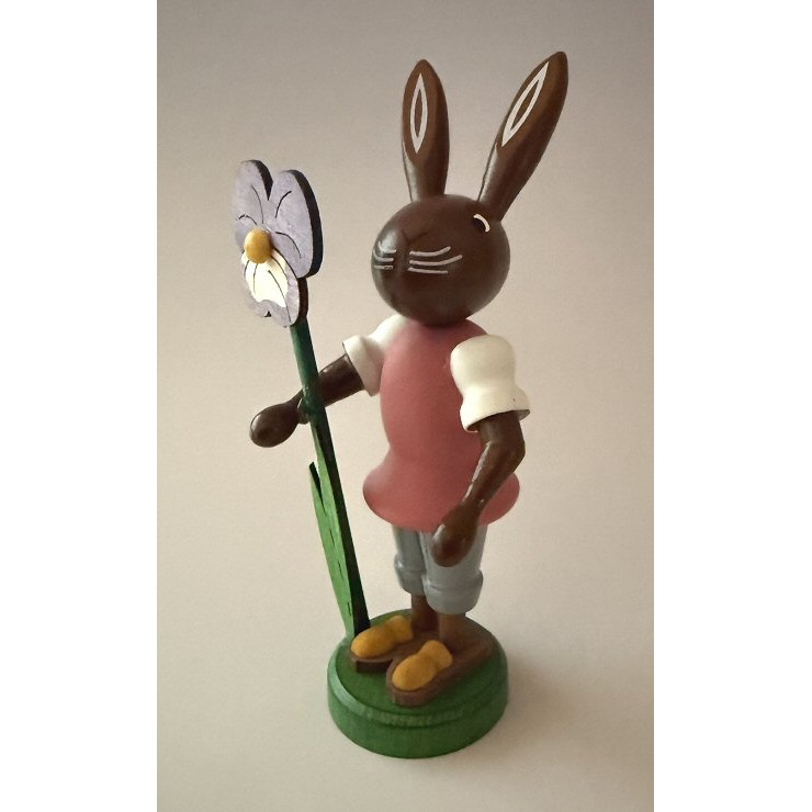 Hase mit Stiefmütterchen