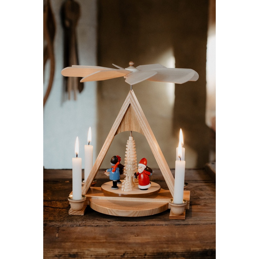 Pyramide mit Weihnachtsmann und Striezelkindern