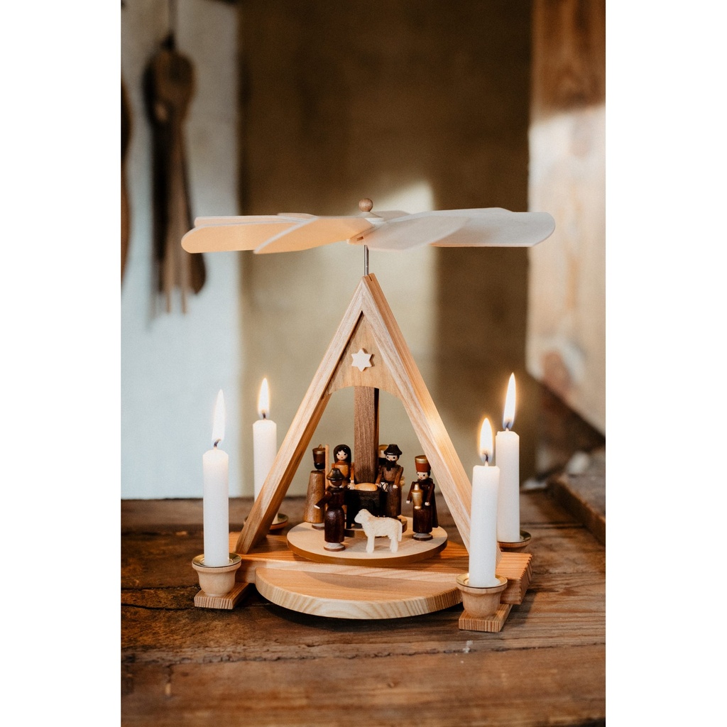 Pyramide mit Christi Geburt – natur